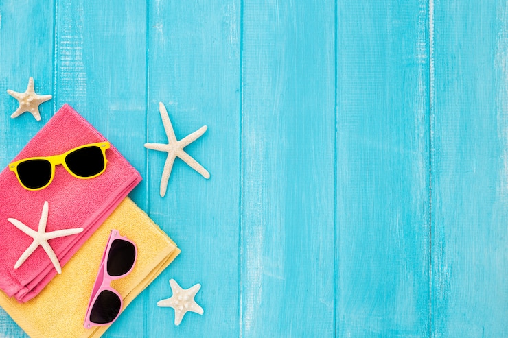 Gratis Bild top view beach concept with towel, glasses, and starfish on blue wooden background 