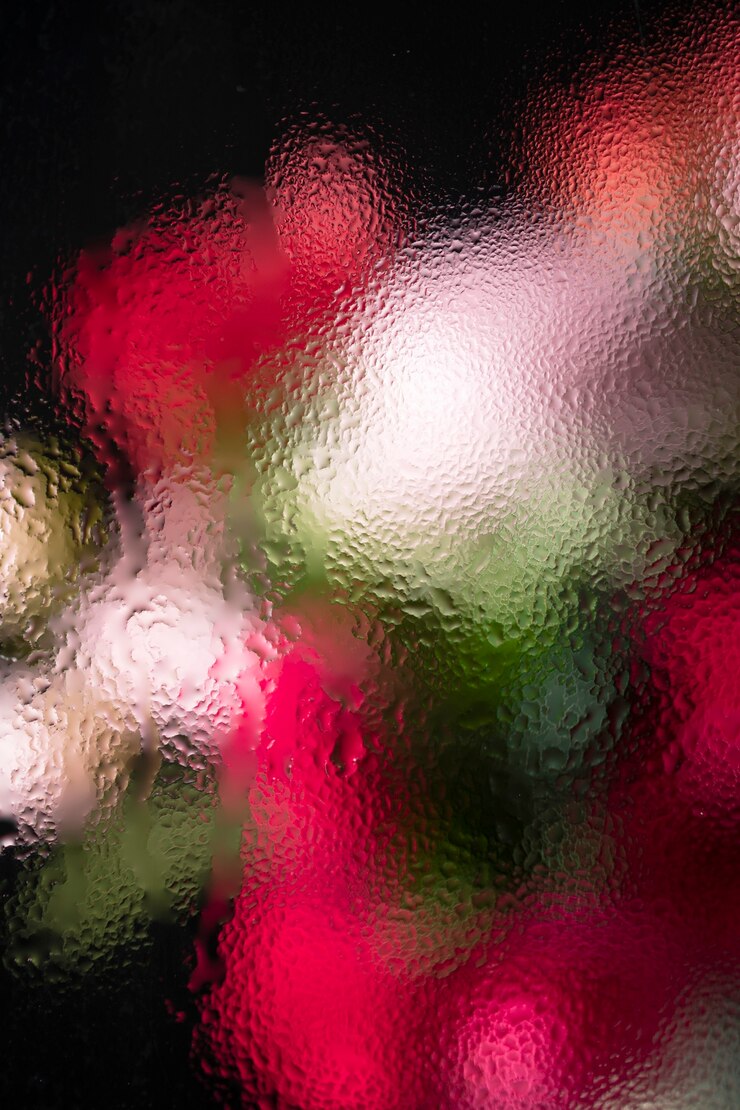 Gratis Bild vackra blommor sedda bakom fuktigt glas