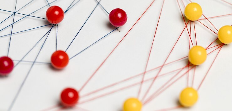 Gratis Bild yellow and red pushpin tracks and thread