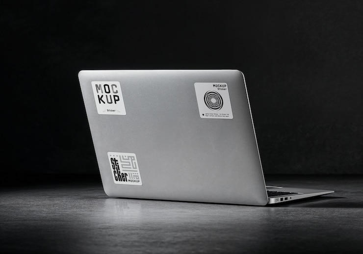 Gratis PSD laptop with stickers mockup