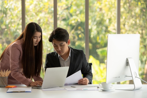 A man and women in officesignature for agreement and training