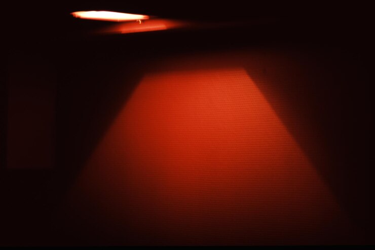 Photo abstract shot of lamp light falling on red wall