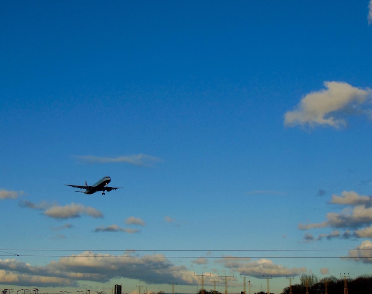 Photo airplane flying in sky