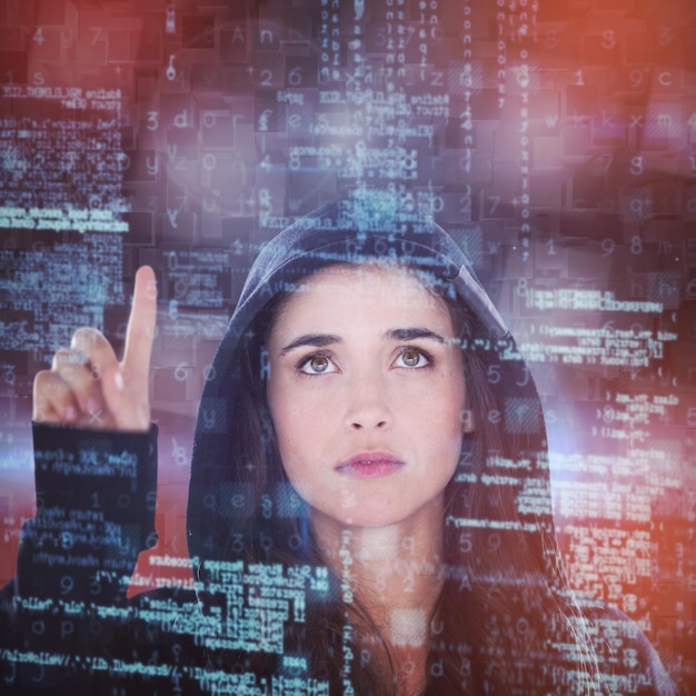 Ảnh tổng hợp nữ hacker trẻ tuổi sử dụng màn hình kỹ thuật số