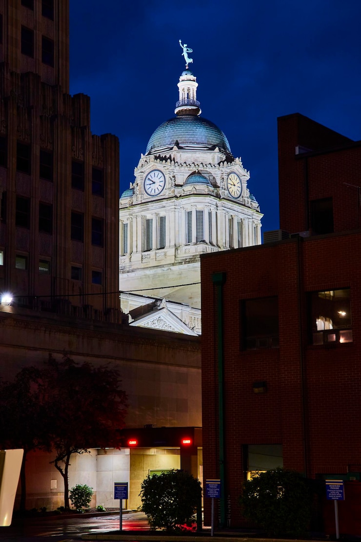 Photo baroque courthouse and modern architecture contrast at night fort wayne