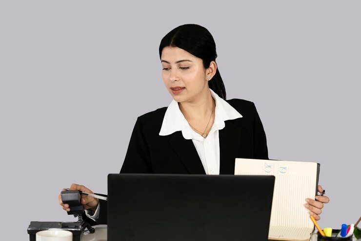 Photo beautiful asian indian receptinist entrepreneur with laptop headphone and diary gives gestures and