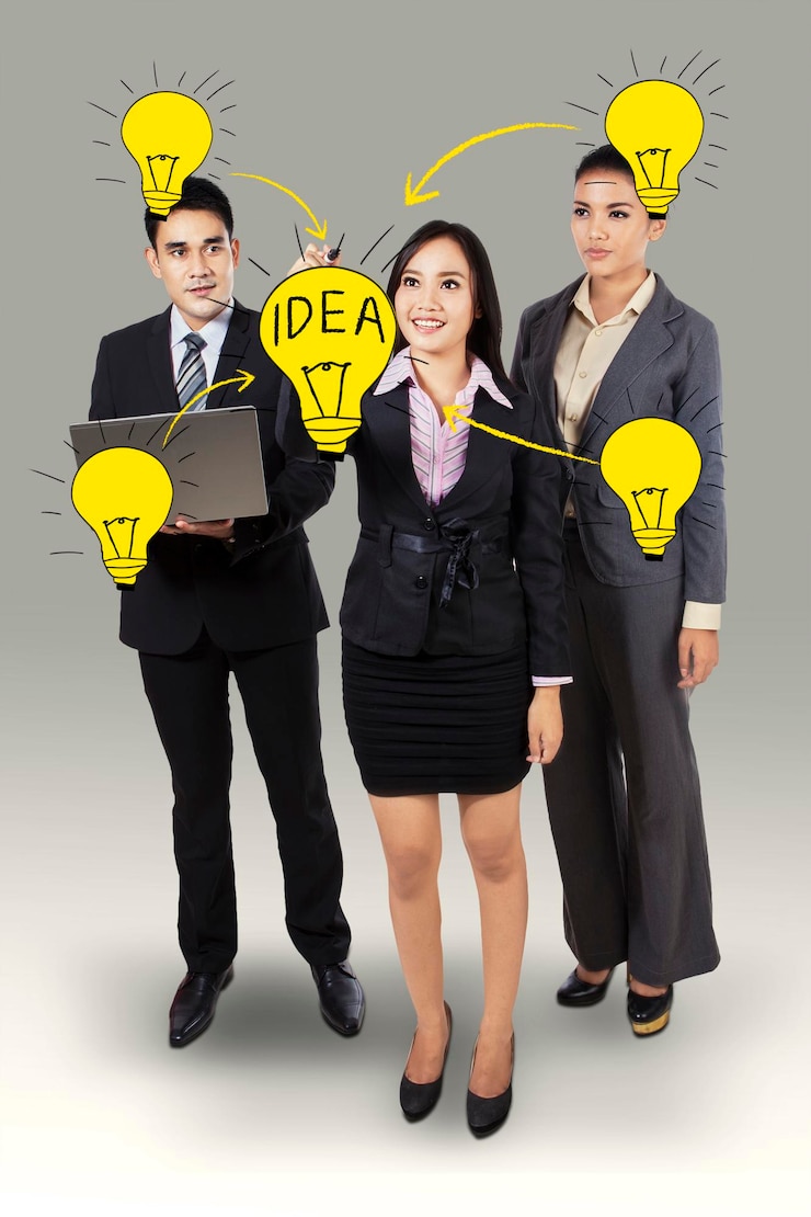 Photo businesswoman drawing light bulb