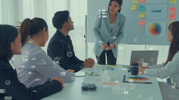 Các doanh nhân trong cuộc họp nhân viên công ty với đồ họa hình dung