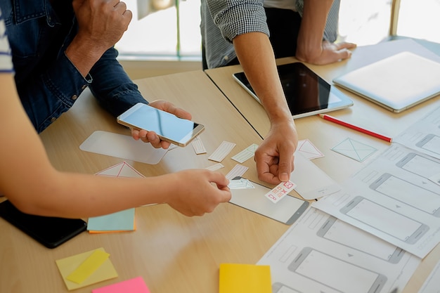 Các đối tác khởi nghiệp đang làm việc và thảo luận các ý tưởng cho chiến lược phát triển mới.