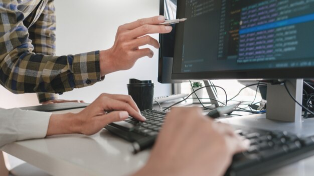 Các lập trình viên phát triển mã trên máy tính của họ