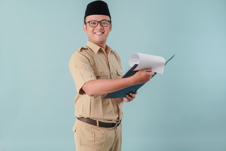 Photo calm indonesian government worker man holding document paper and smiling to the camera