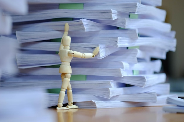 Cận cảnh chồng tài liệu trên bàn