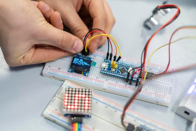 Cận cảnh người làm việc trên chip silicon hoặc bộ vi điều khiển b