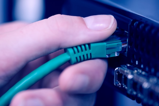 Cáp USB được cắm vào máy chủ