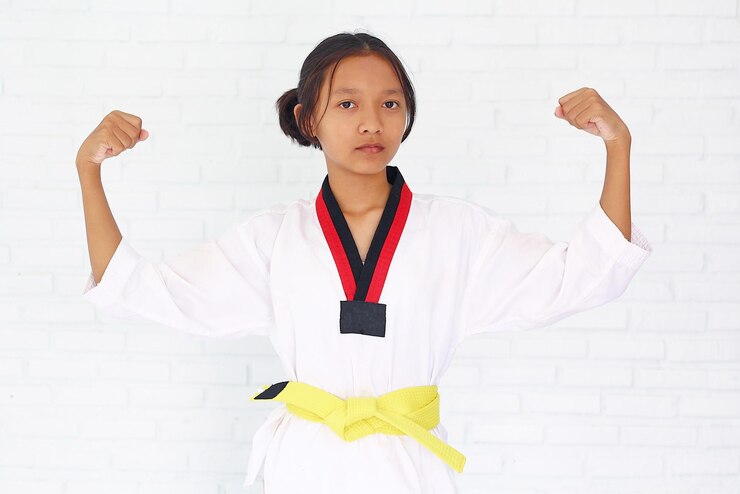 Photo chân dung cô gái đứng trên nền trắng
