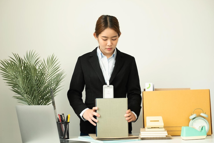 Photo chân dung doanh nhân sử dụng máy tính bảng kỹ thuật số trong văn phòng