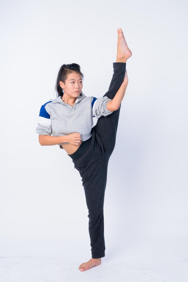 Photo chân dung người phụ nữ trẻ đứng trên nền trắng