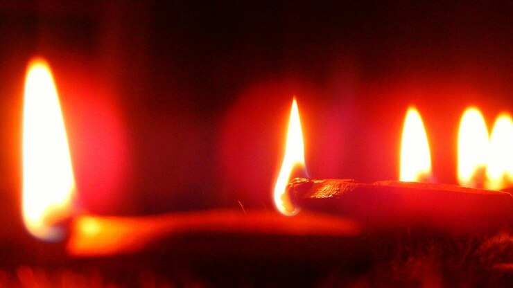 Photo close-up of lit diyas at night during diwali