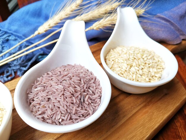 Cơm lài, cơm gạo lứt, cơm gạo đỏ, cơm gạo đen, cơm trộn và gạo lứtberry trên vải làm nền