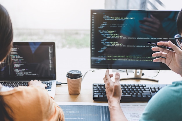 Công nghệ viết mã và nhập mã dữ liệu, Lập trình viên hợp tác làm việc trên dự án trang web trong một phần mềm phát triển trên máy tính để bàn tại công ty, Lập trình với HTML, PHP và javascript