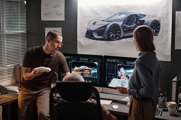 Discussing cars on computer screens