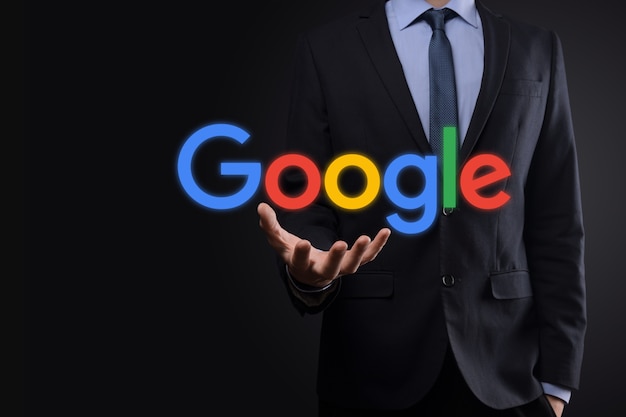 Doanh nhân mặc bộ vest cầm logo Google