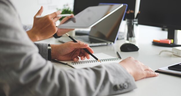 Đồng nghiệp làm việc trong văn phòng