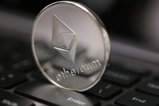 Đồng tiền điện tử Bitcoin nằm trên bàn phím