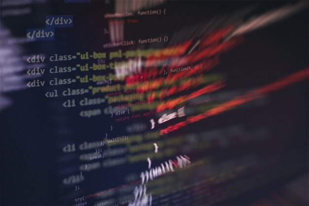 Dữ liệu máy tính đang chạy / Lập trình WWW. Đoạn mã code trên màn hình. Ảnh cận cảnh máy tính xách tay.
