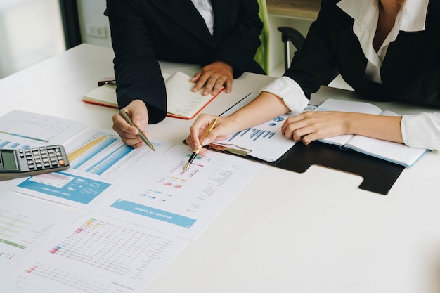 Góc cao của những người làm kinh doanh đang thảo luận về dữ liệu tại bàn làm việc trong văn phòng