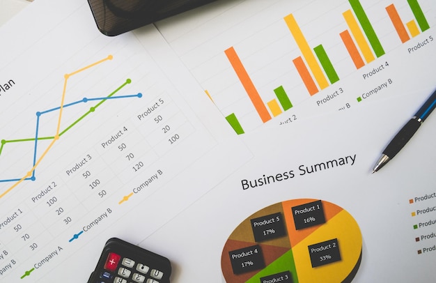 Góc cao nhìn xuống bút trên bàn
