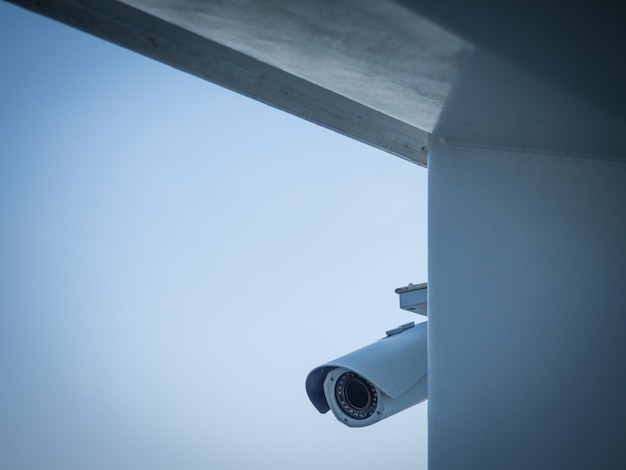 Góc nhìn từ dưới lên của camera an ninh trên nền trời xanh trong