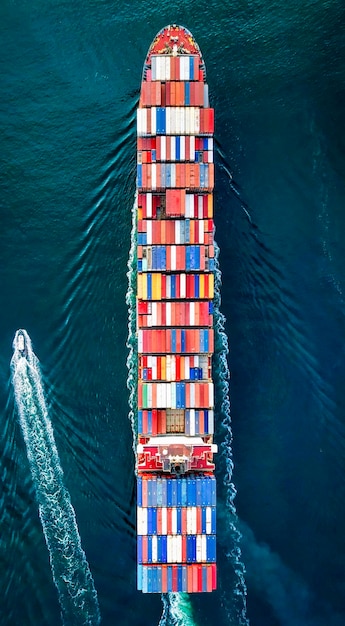 Góc nhìn từ trên cao của các container chở hàng trên tàu trên biển
