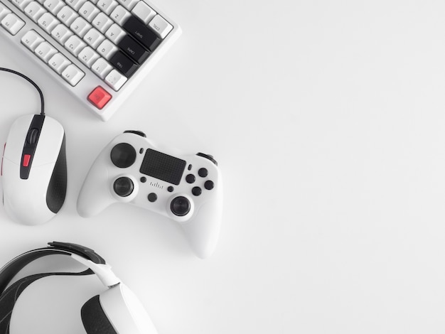 Góc nhìn từ trên xuống của không gian làm việc của game thủ