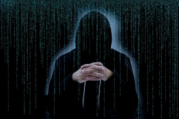 Hacker châu Á trùm khăn đen với nền ma trận
