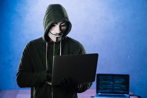 Hacker đeo mặt nạ vô danh