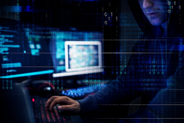 Hacker làm việc bằng máy tính với mã