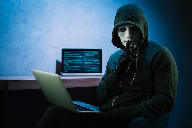 Hacker và máy tính xách tay