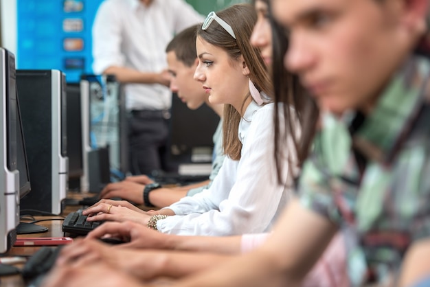 Học sinh tuổi teen làm việc trên máy tính