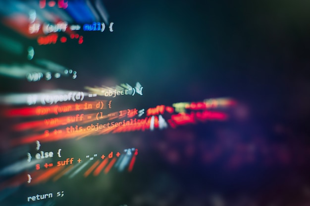 HTML5 trong trình chỉnh sửa để phát triển trang web. Mã HTML trang web trên ảnh cận cảnh màn hình máy tính xách tay.