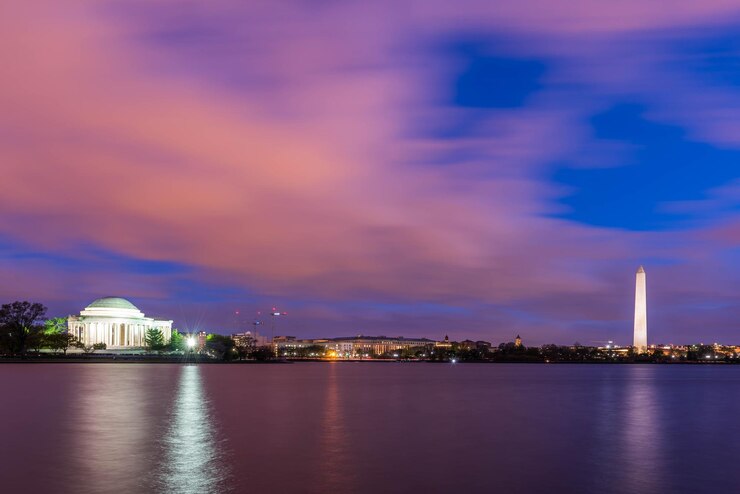 Photo illuminated buildings against sky at night
