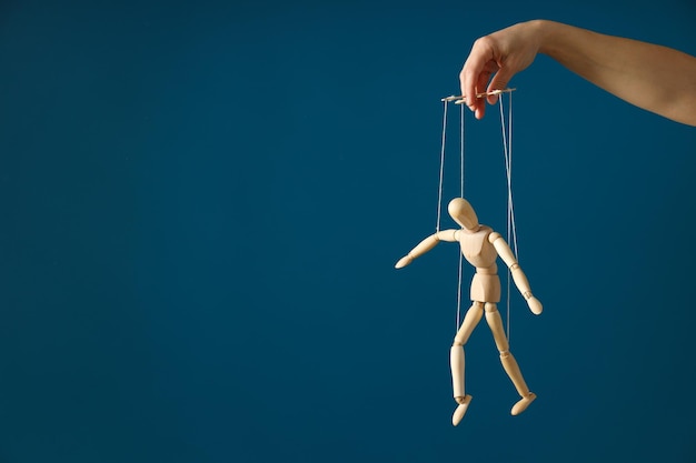 Khái niệm về sự kiểm soát và chế độ độc tài đối với con người