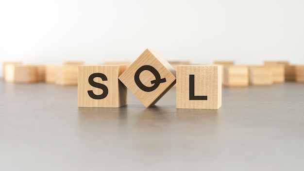 Khối gỗ có chữ cái từ từ SQL khối gỗ đứng trên nền xám SQL viết tắt của Structured Query Language