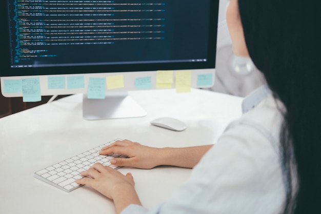 Lập trình viên đang viết code và lập trình phần mềm