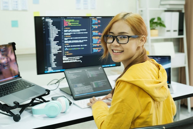 Lập trình viên đang viết code và lập trình phần mềm