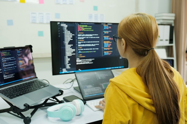 Lập trình viên đang viết code và lập trình phần mềm
