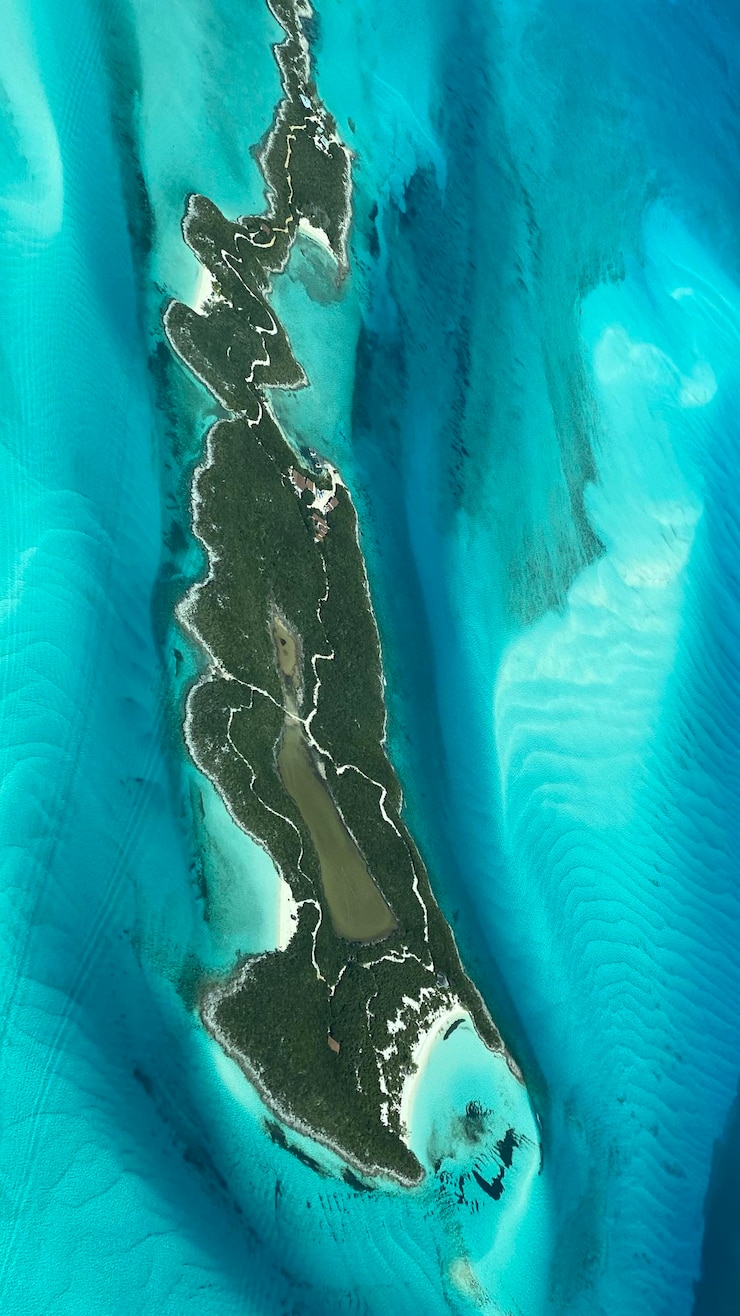 Photo little halls pond cay aerial image from the exuma cays bahamas