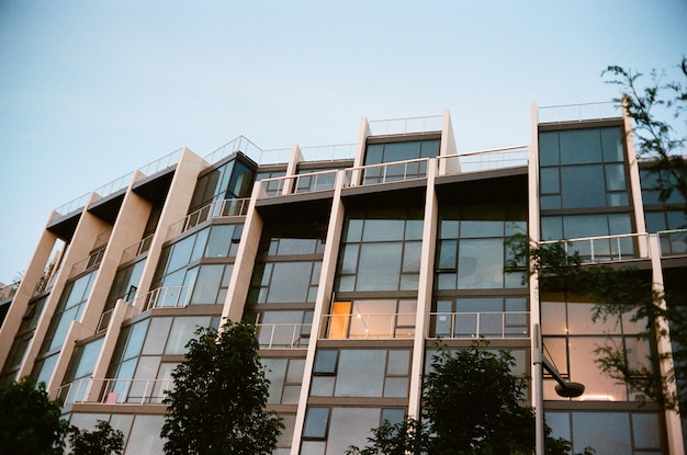 low angle view of building in brooklyn bridge park against sky