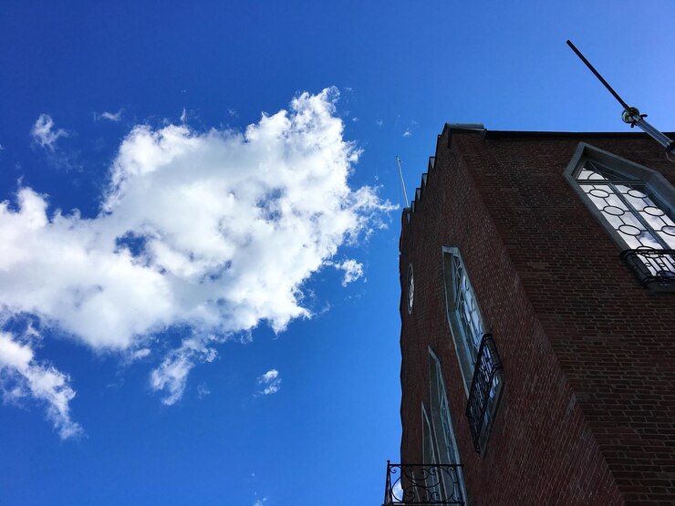 Photo low angle view of old building against blue sky
