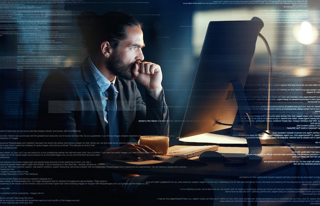 Mã hóa công nghệ dữ liệu lớn của một lập trình viên fintech viết mã công nghệ tương lai trên máy tính vào ban đêm. Kỹ sư AI điện toán đám mây và thiết kế UX của nhà phát triển phần mềm kiểm tra cơ sở dữ liệu thông tin